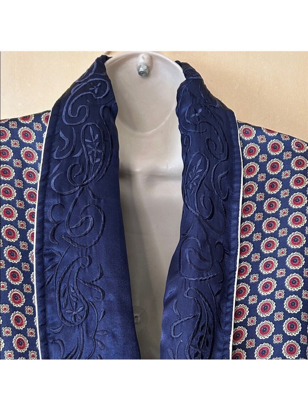 Jiangnan China Men’s Navy and Red Patterned Quilted Robe size L - Picture 3 of 12